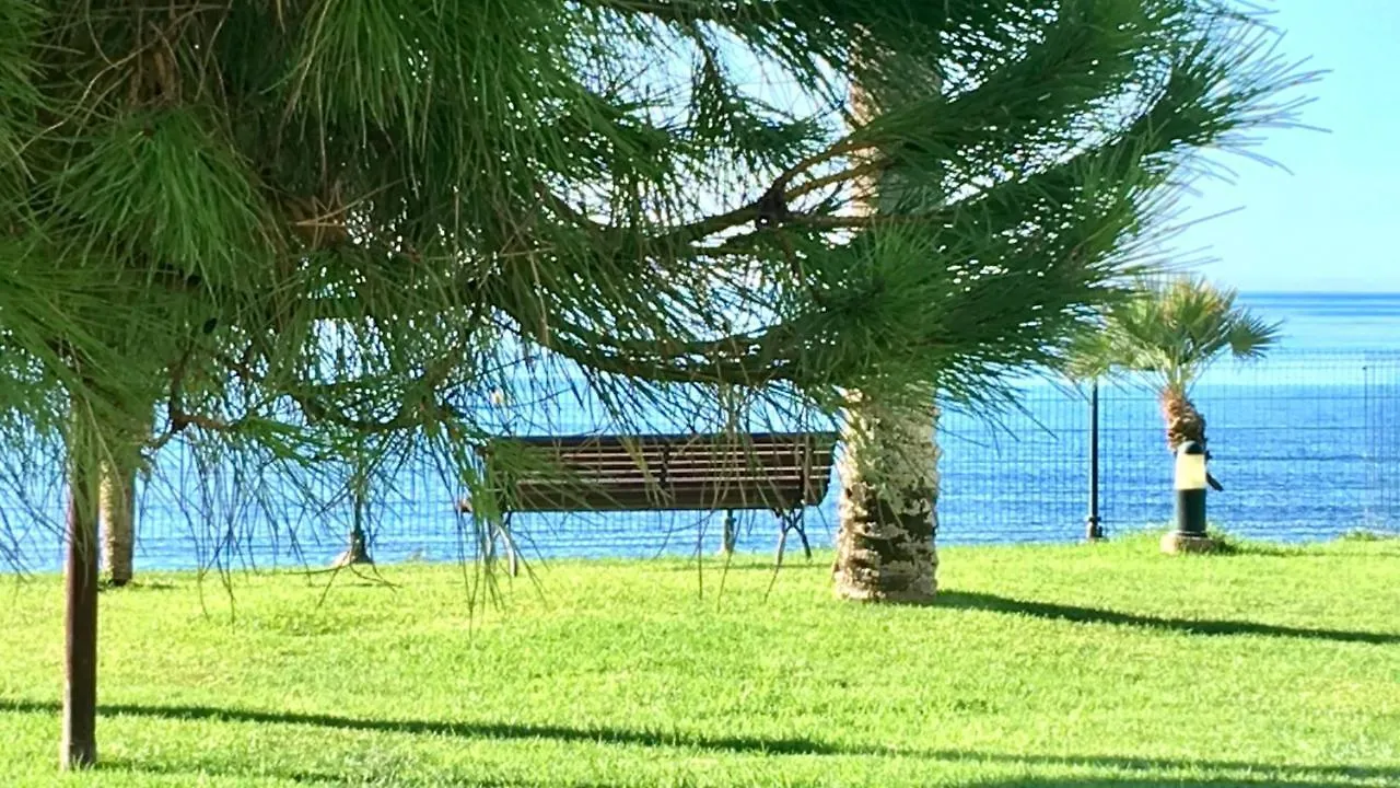 Mi Capricho B17 Beachfront Apartment Sitio de Calahonda